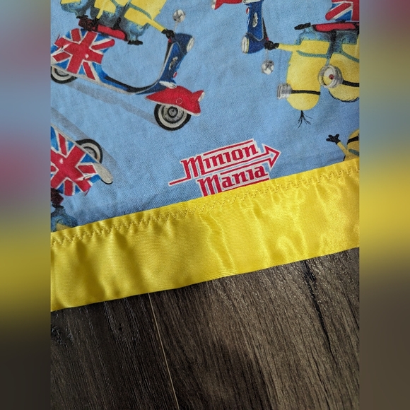 Minion Mania cotton and velvety soft blanket. Satin trim. Possibly hand made. - Picture 2 of 5